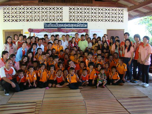 โครงการปันน้ำใจพี่สู่น้อง ประจำปีการศึกษา 2555 